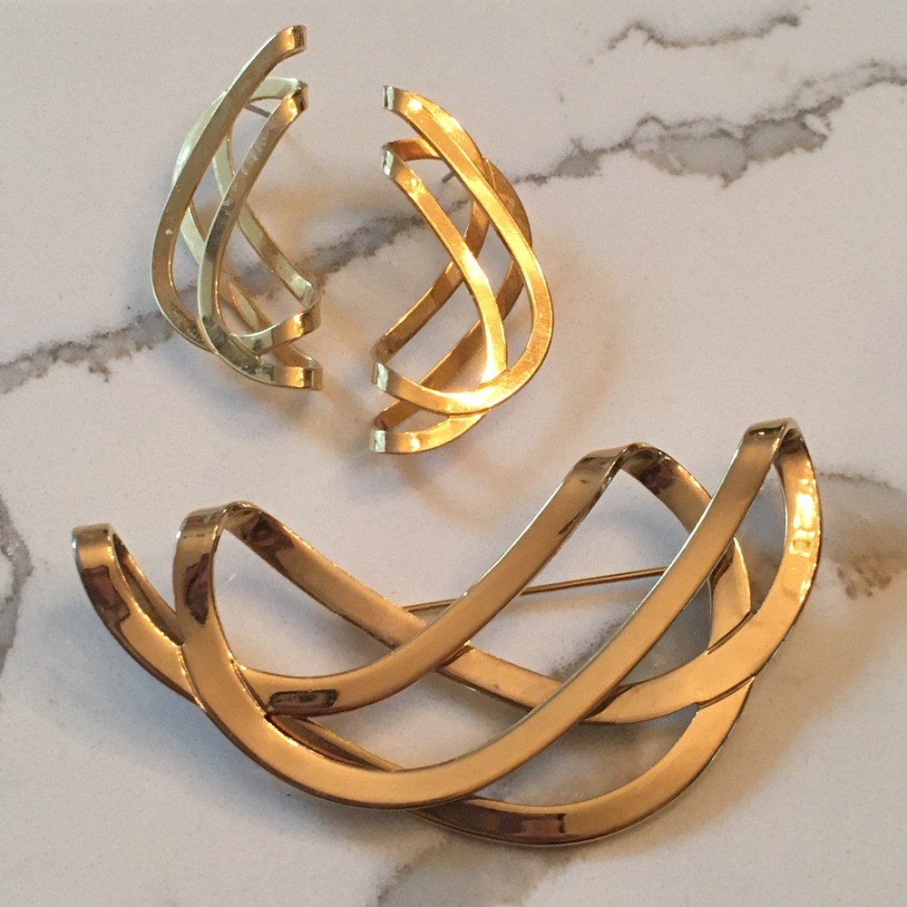VTG Ribbon folds Gold tone Earring & Brooch Set